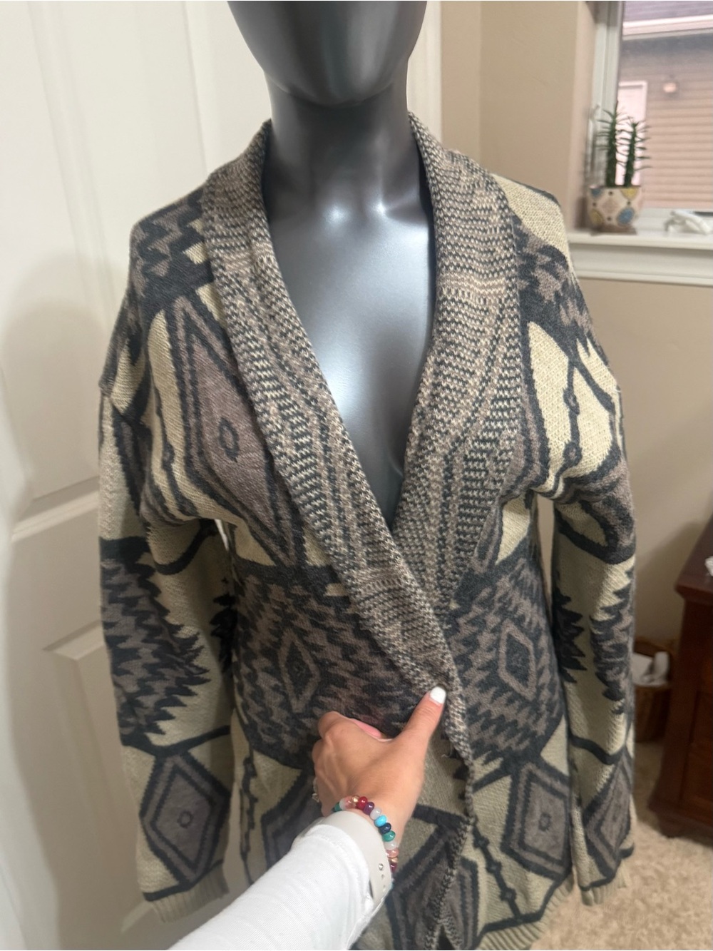 Daytrip Open-Front Geometric Shawl Cardigan in Cream and Gray